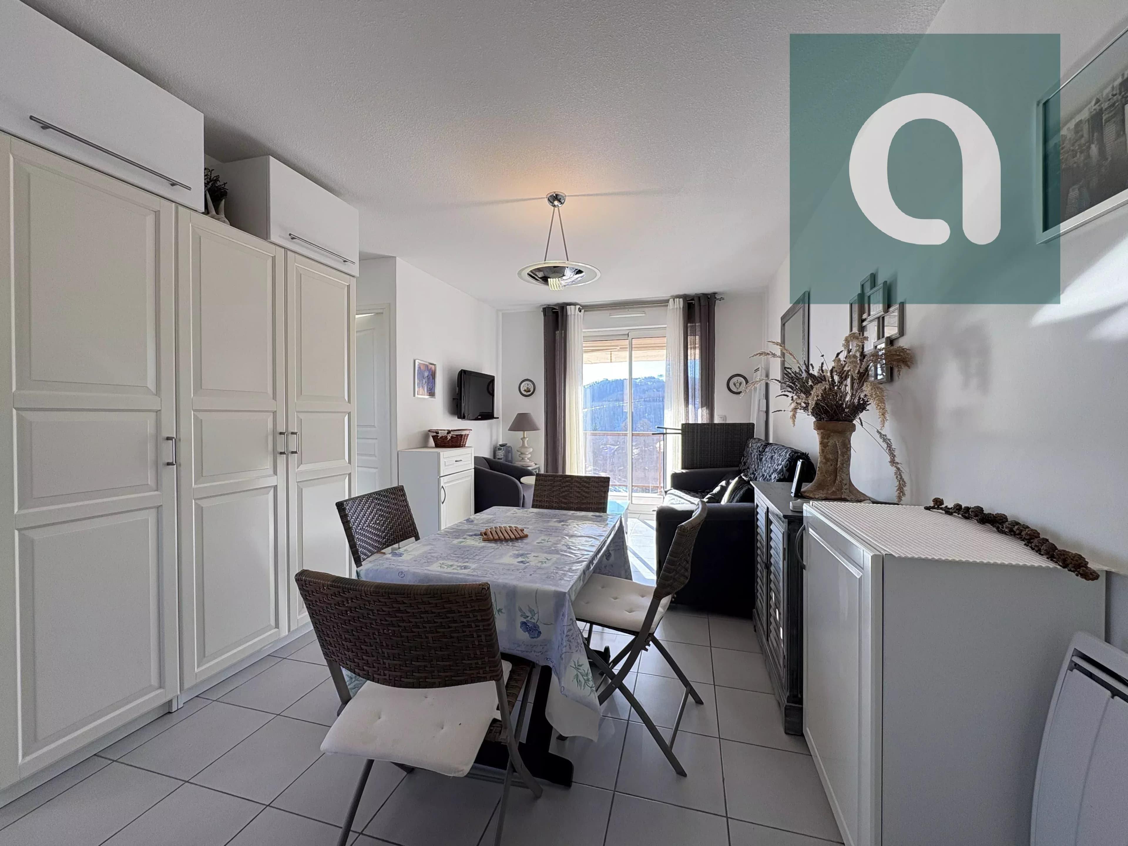 Découvrez cet appartement spacieux de 64 m² situé au cœur de Cannes