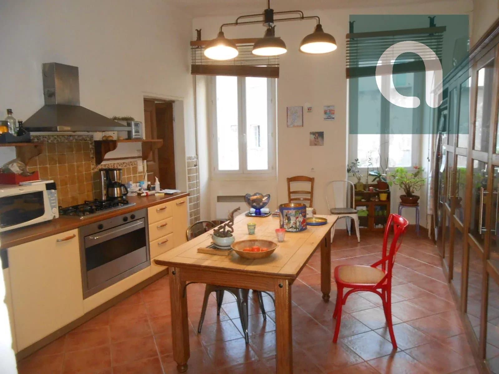 Salle à manger Lumière naturelle Acier inoxydable Îlot de cuisine Carrelage