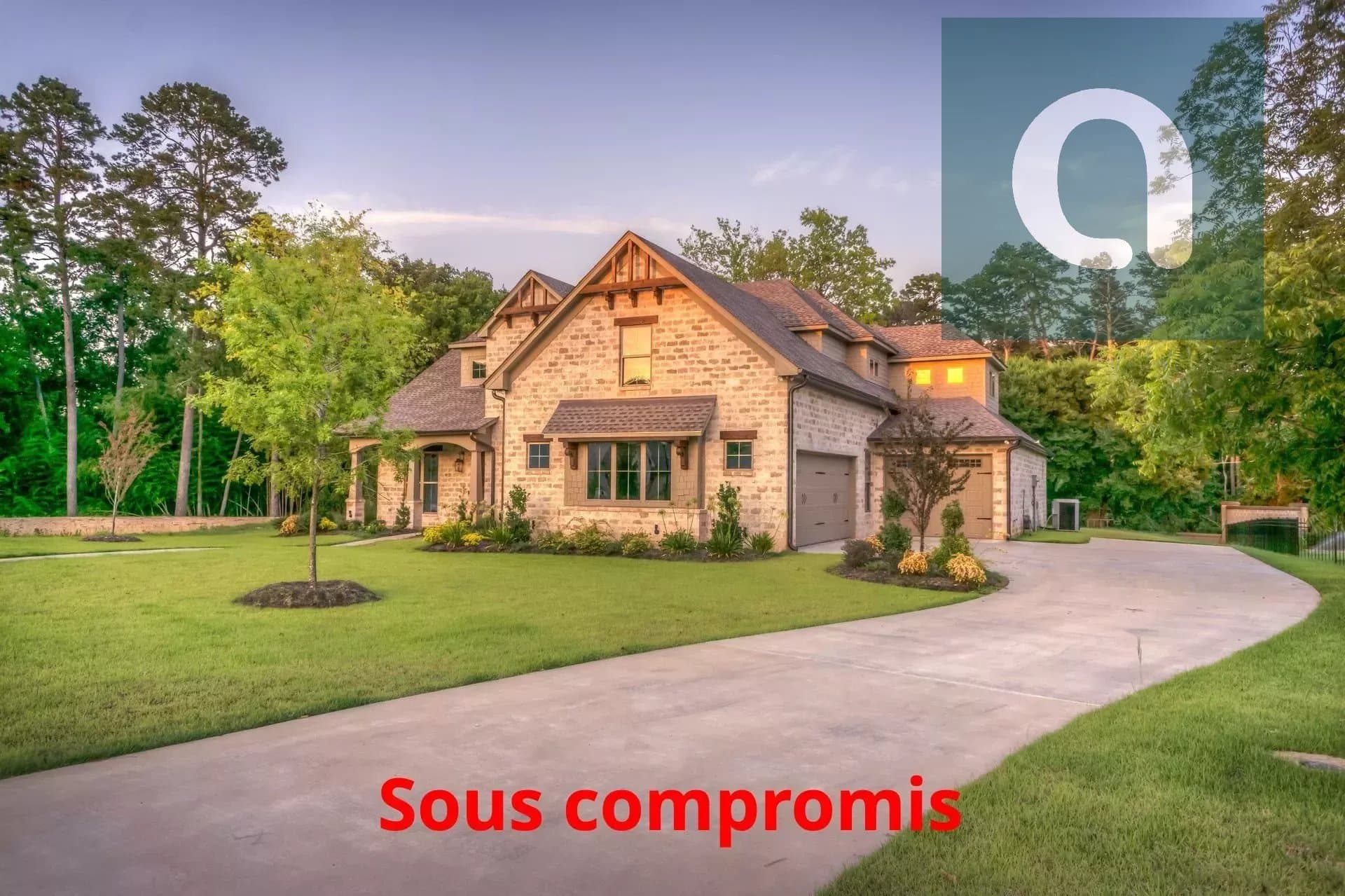 Maison moderne entourée de verdure, ambiance sereine.
