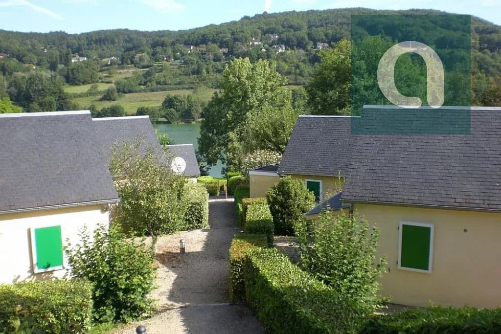 Chasteaux, bungalow sur les rives Lac du Causse