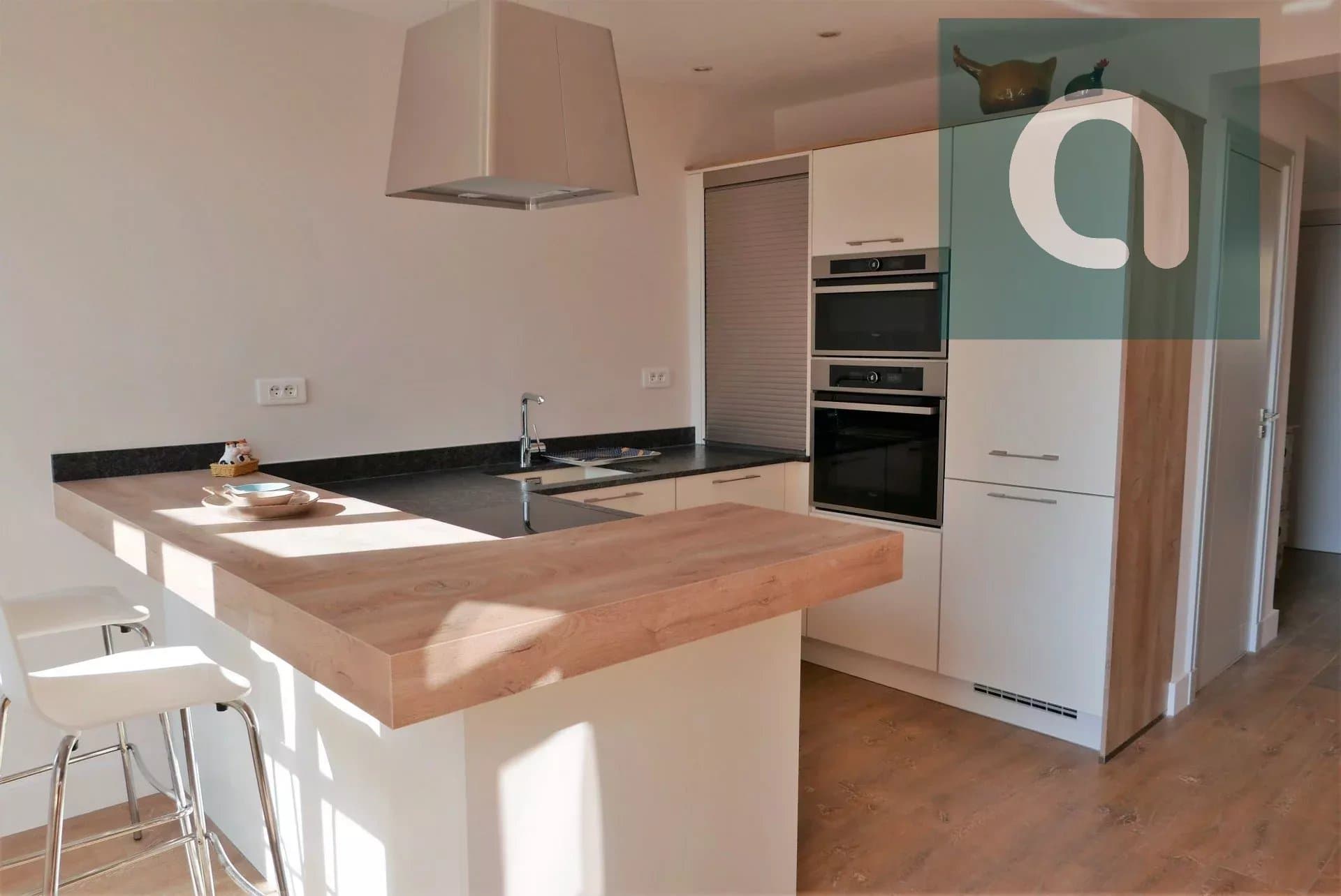 Cuisine, acier inoxydable, parquet