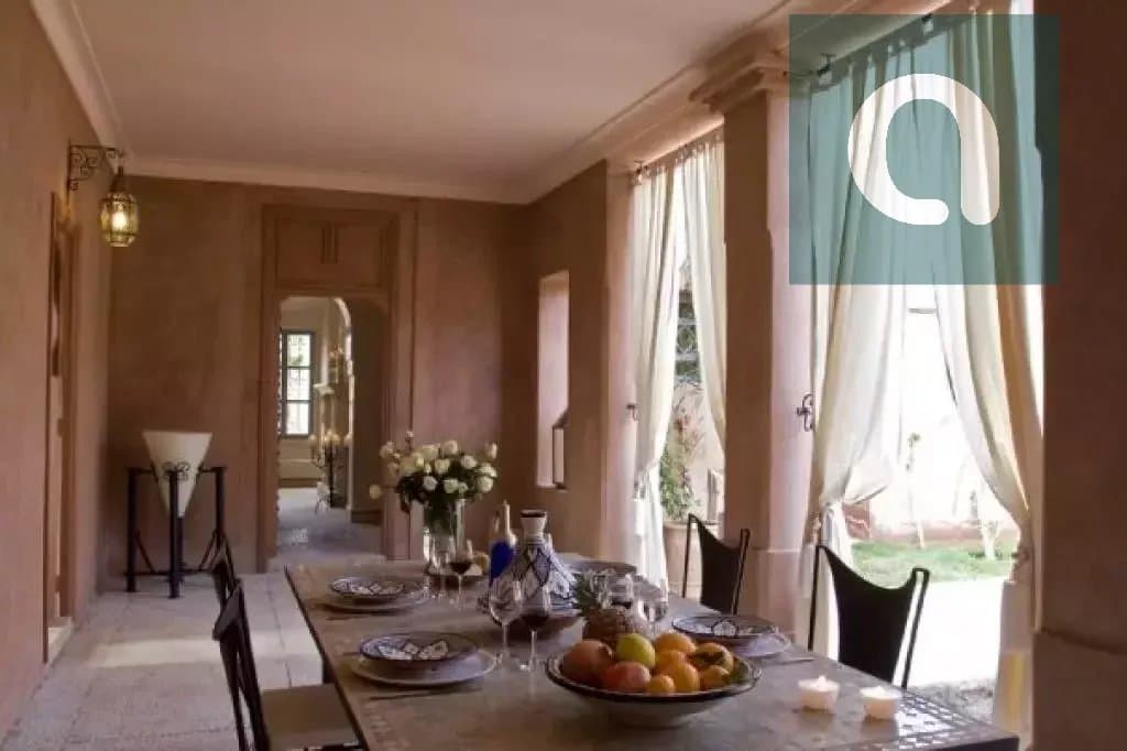 Salle à manger élégante avec lumière naturelle et fruits.
